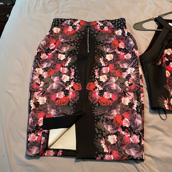 Guess 2 pc cropped skirt set - Picture 5 of 5